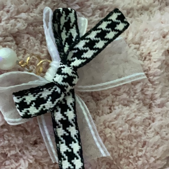 SET OF TWO PURSE OR CROCK CHARMS WITH GINGHAM BOW AND THREE NO. 5 CHARMS - Picture 2 of 5